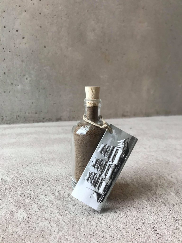 Flaska med sand som säljs i museibutiken.